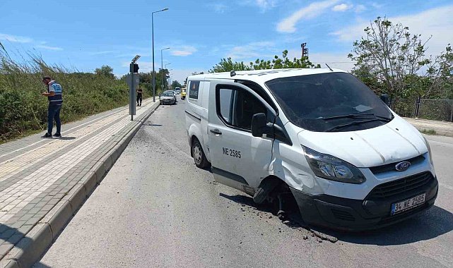 Lastiği patlayan araç park halindeki otomobile çarparak durabildi