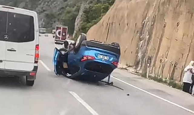 Lastiği patlayan cip duvara çarpıp takla attı