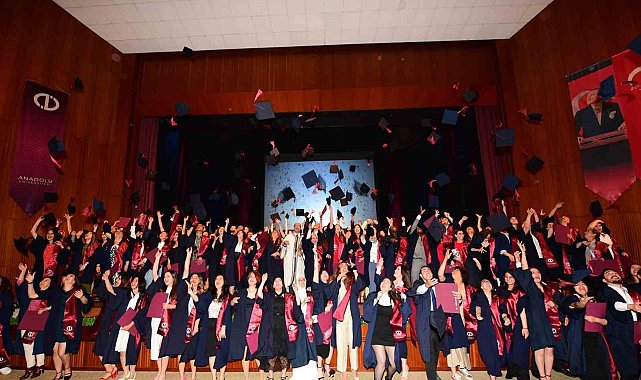 Lisansüstü Eğitim Enstitüsü mezunları keplerini havaya attı