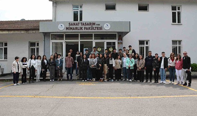 Lise öğrencileri Düzce Üniversitesi Sanat Tasarım ve Mimarlık Fakültesi'ni gezdi