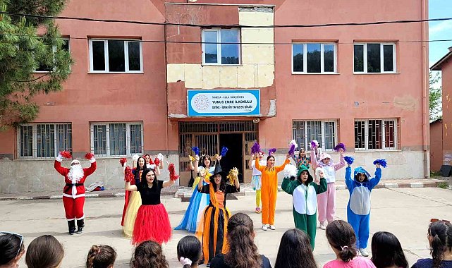 Liseli öğrenciler miniklere keyifli anlar yaşattı