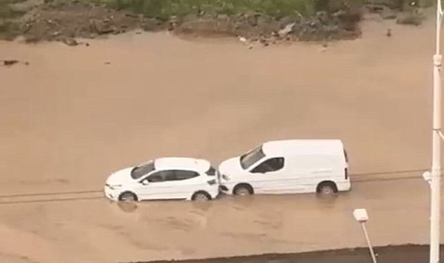 Malatya'da sağanak etkili oldu yollar göle döndü