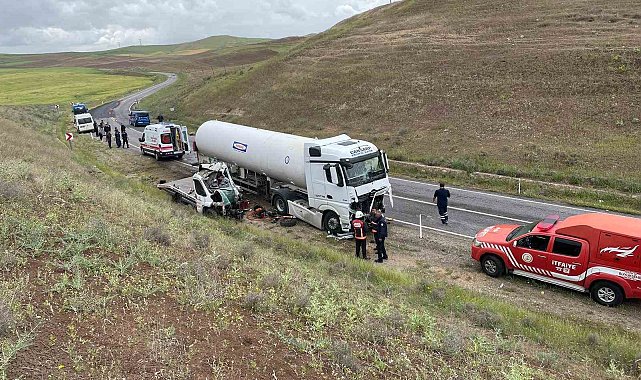 Malatya'da tır ile kamyonet kafa kafaya çarpıştı: 1 ölü