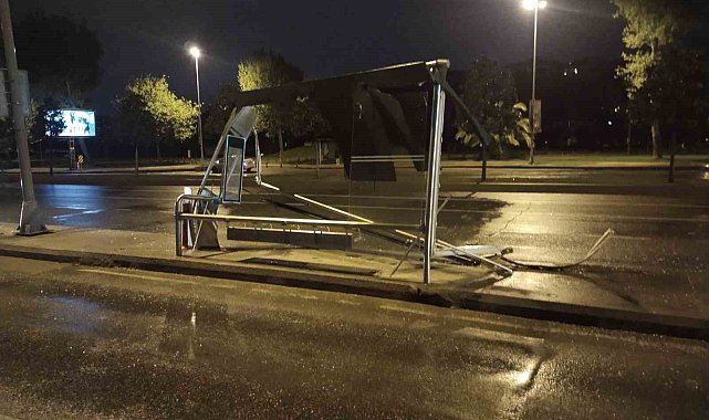 Maltepe'de alkollü sürücü otobüs durağına girdi