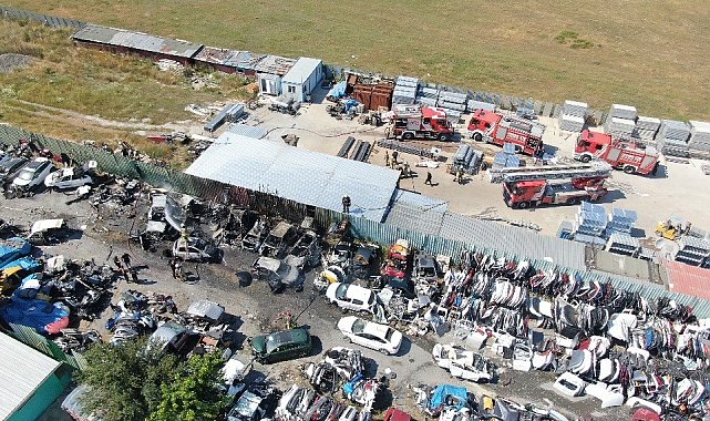 Maltepe'de araç hurdalığında yangın