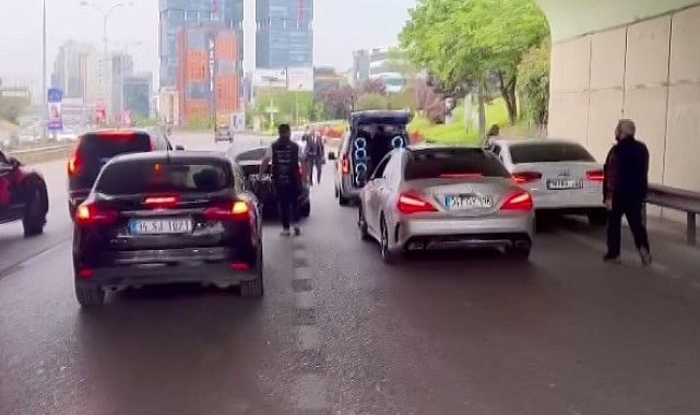 Maltepe'de E5 karayolunu kapatan düğün konvoyu kamerada