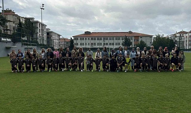Manisa FK sporcuları seremoniye anneleriyle çıktı