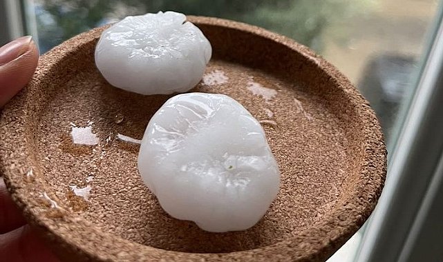 Manisa'da ceviz büyüklüğünde dolu yağdı