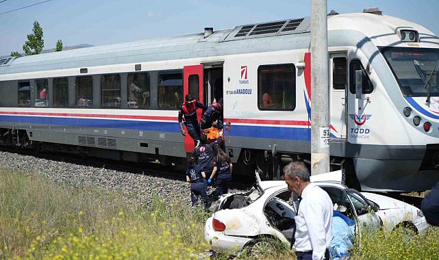 Manisa&#039;da tren otomobile çarptı: 1 ölü
