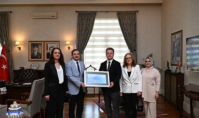Manisa'da yılın hemşiresi ve ebesinden Vali Ünlü'ye ziyaret