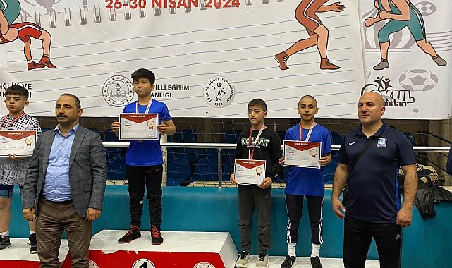 Manisalı güreşçilerden 3 madalya