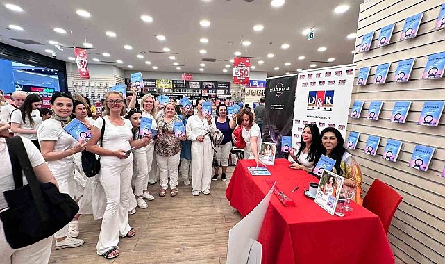Mardin Mall'da yazar Duman, okurlarıyla buluştu
