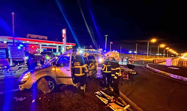 Mardin'de hafif ticari araç devrildi: 4 yaralı