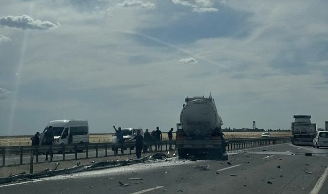 Mardin'de tır bariyerlere çarptı