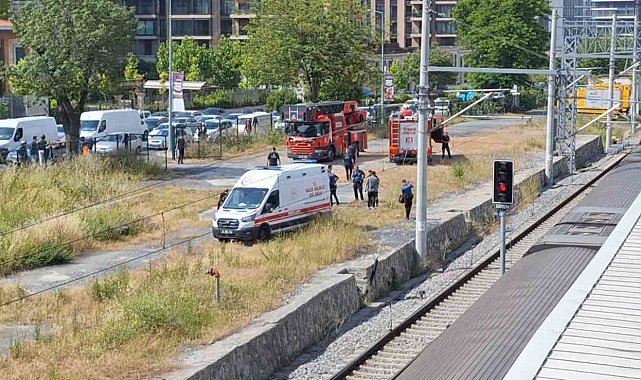 Marmaray İstasyonu&#039;nda dengesini kaybeden genç raylara düştü