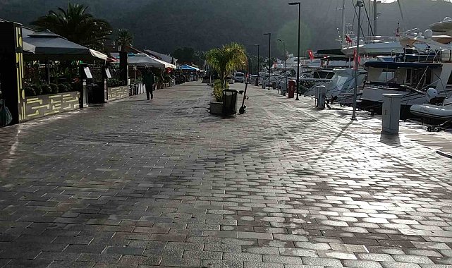 Marmaris Yat Limanı'na temizlik çalışması yapıldı