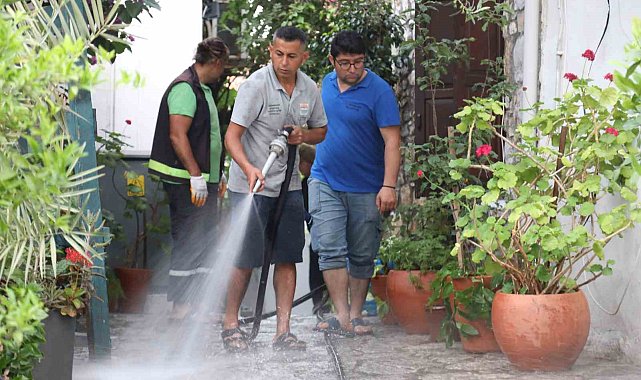 Marmaris'te kale sokaklarında yaz temizliği yapıldı