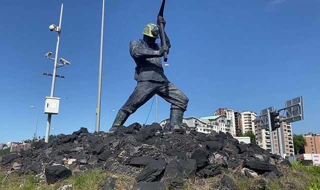 Maviye boyanan madenci heykelinin boyaları söküldü