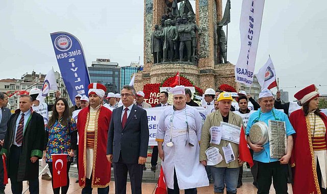 Mehter, aşçı, avukat kıyafeti giyen SİME-SEN üyeleri Taksim'de