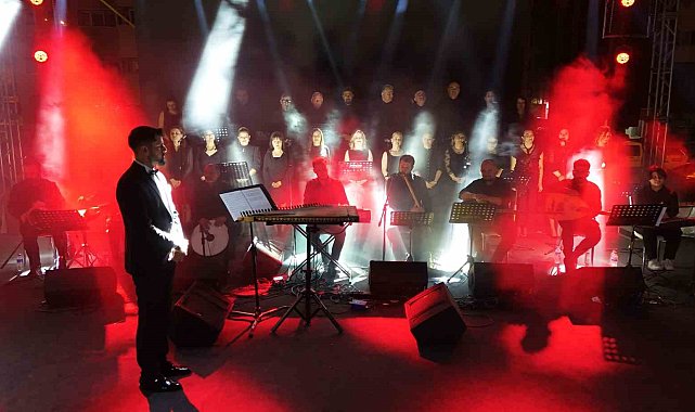 Memurlardan oluşan koro, usta ses sanatçılarını aratmadı