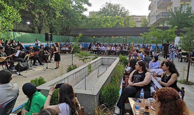 Mereto Dağı eteklerinde düzenlenen konser yoğun ilgi gördü