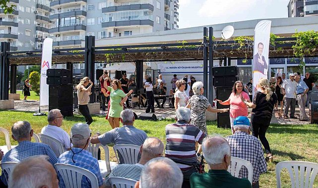 Mersin'de emekliler yazı 'Bahar Şenliği' ile karşıladı