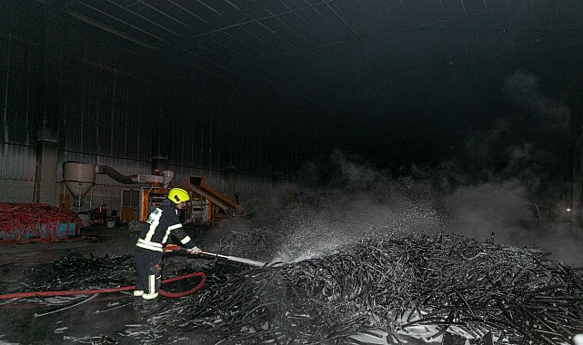 Mersin&#039;de iş yerinde çıkan yangın söndürüldü