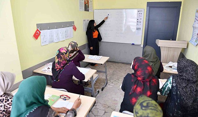 Mersin'de kadınlar belediyenin desteği ile okuma yazma öğreniyor