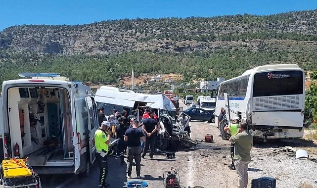 Mersin'de servis minibüsü park halindeki otobüse çarptı: 1 ölü, 2 yaralı