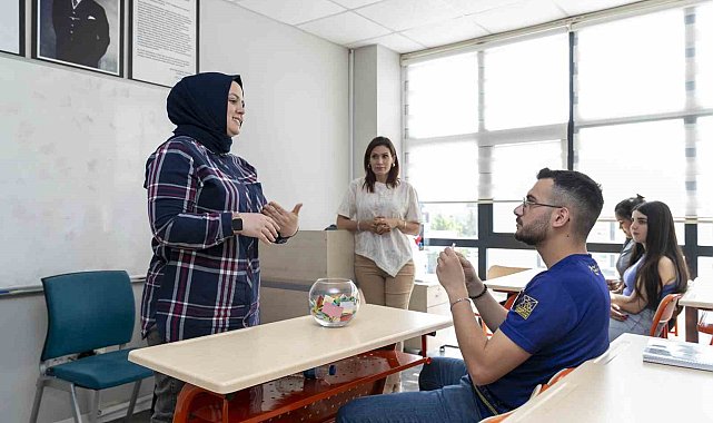 Mersin'de vatandaşlar işaret dili öğreniyor