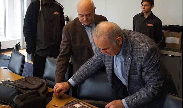 Mersinli santranççı Barış Özenir, Kasparov&#039;dan imzalı satranç tahtası aldı