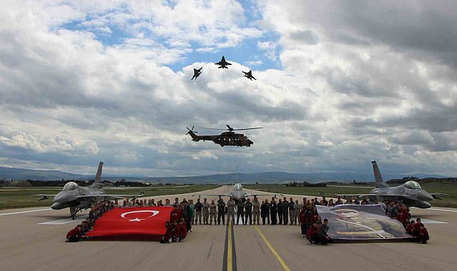 Merzifon 5'inci Ana Jet Üs Komutanlığında pilotlar 19 Mayıs'ı gençlerle kutladı