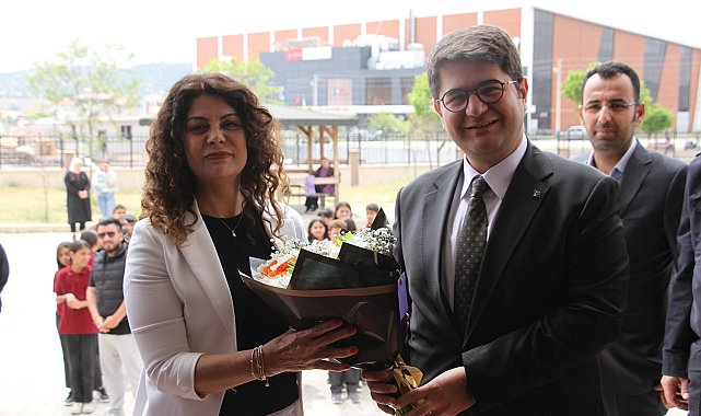 Meslek hayatının son sergisini açan Züleyha öğretmene duygu dolu sürpriz