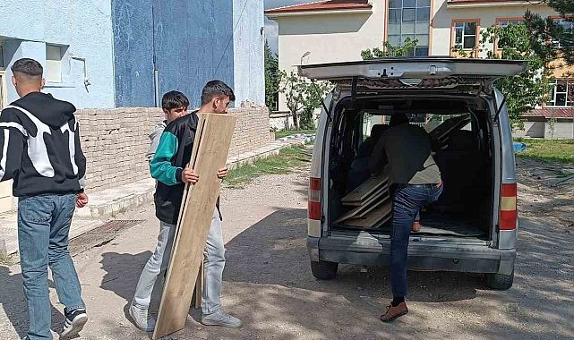 Meslek liseli öğrenciler ortaokul öğrencileri için askılık üretti