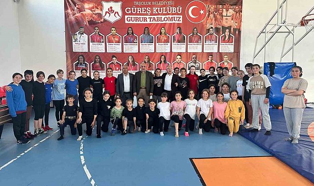 Milli güreşçilere antrenmanda moral verdiler