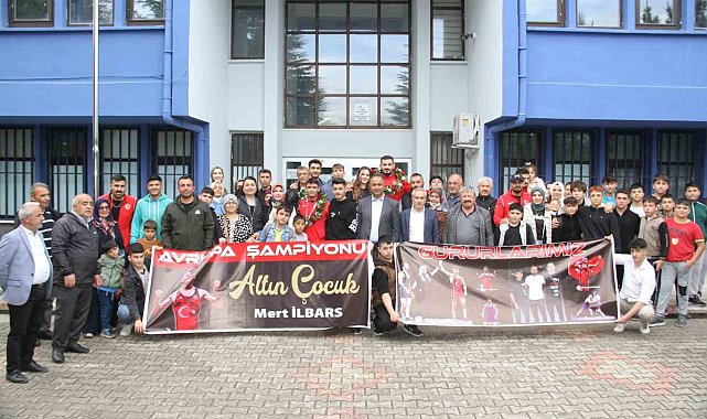 Milli güreşçilere coşkulu karşılama