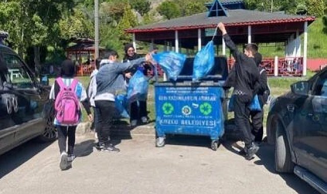 Minik öğrenciler çöp toplayıp sokak hayvanlarını besledi