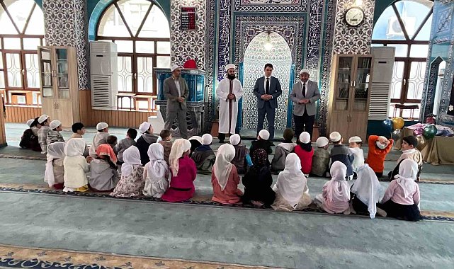 Minik öğrenciler ilk namazlarını kılıp seccadelerini aldı