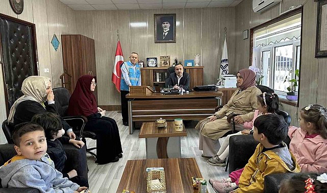 Minik öğrenciler kumbaralarını Türkiye Diyanet Vakfı'na bağışladı