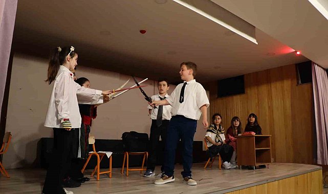 Minik öğrencilerden tiyatro gösterisi