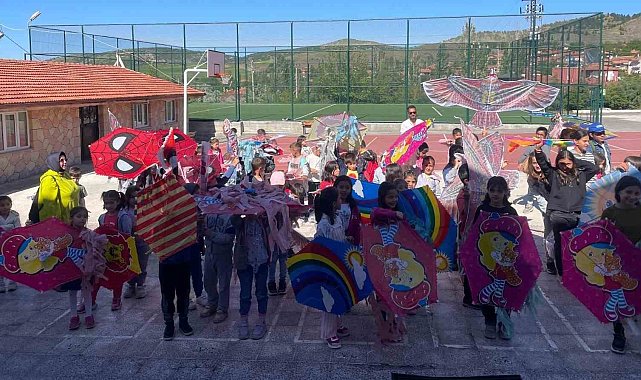 Minikler hayallerini gökyüzüne uçurdular