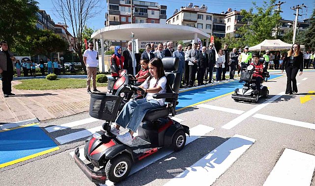 Minikler trafik kurallarını eğlenerek öğreniyor