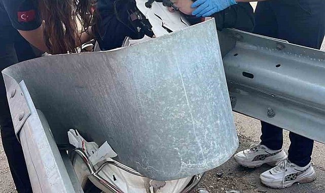 Motosiklet bariyerlere ok gibi saplandı, sıkışan sürücü kurtarıldı