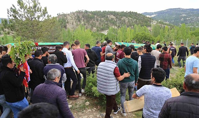 Motosiklet kazasında hayatını kaybeden iki genç yan yana toprağa verildi