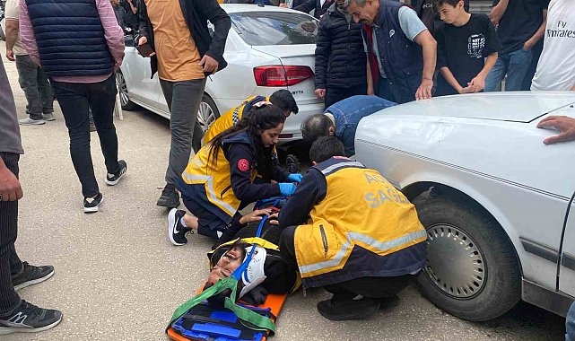 Motosikletle otomobilin çarpışma anı kameralara yansıdı