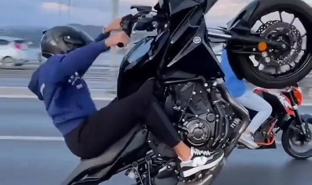 Motosikletlinin köprü üzerindeki tehlikeli hareketleri kamerada
