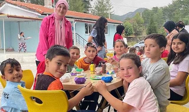 Muğla'da gönüllü gençlerden geleneksel çocuk oyunları etkinliği