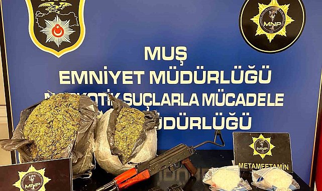 Muş&#039;ta iki araçta silah ve uyuşturucu ele geçirildi