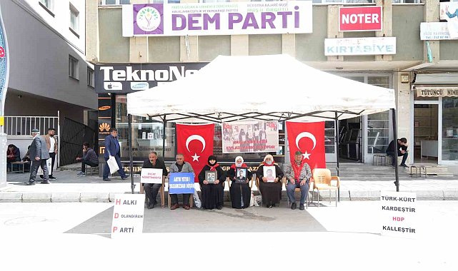 Muş'ta PKK tarafından kaçırılan çocukların aileleri oturma eylemine devam ediyor