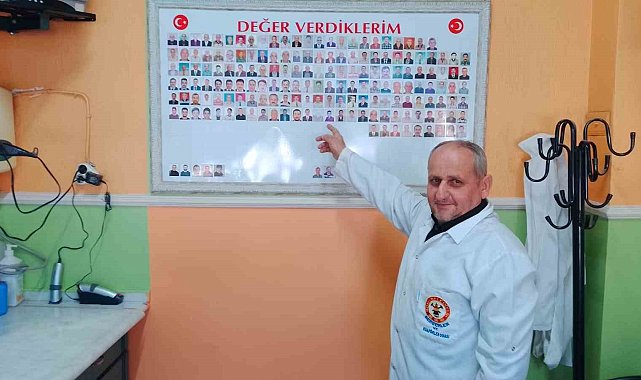 Müşterilerinin anısını berber dükkanında yaşatıyor